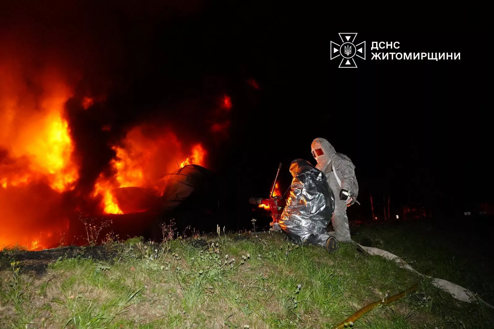 ДСНС показала наслідки атаки на Житомирщину: горіли підприємство та склад
