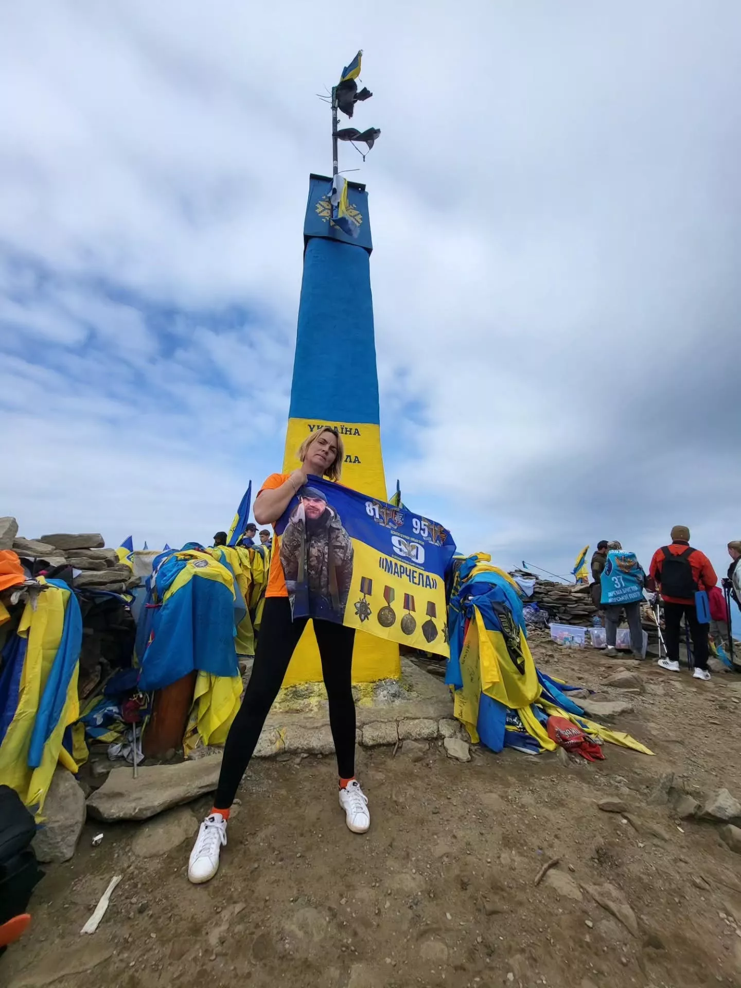 Понад 300 родин піднялися на Говерлу в День пам'яті захисників: серед них — дружина Героя з Малина