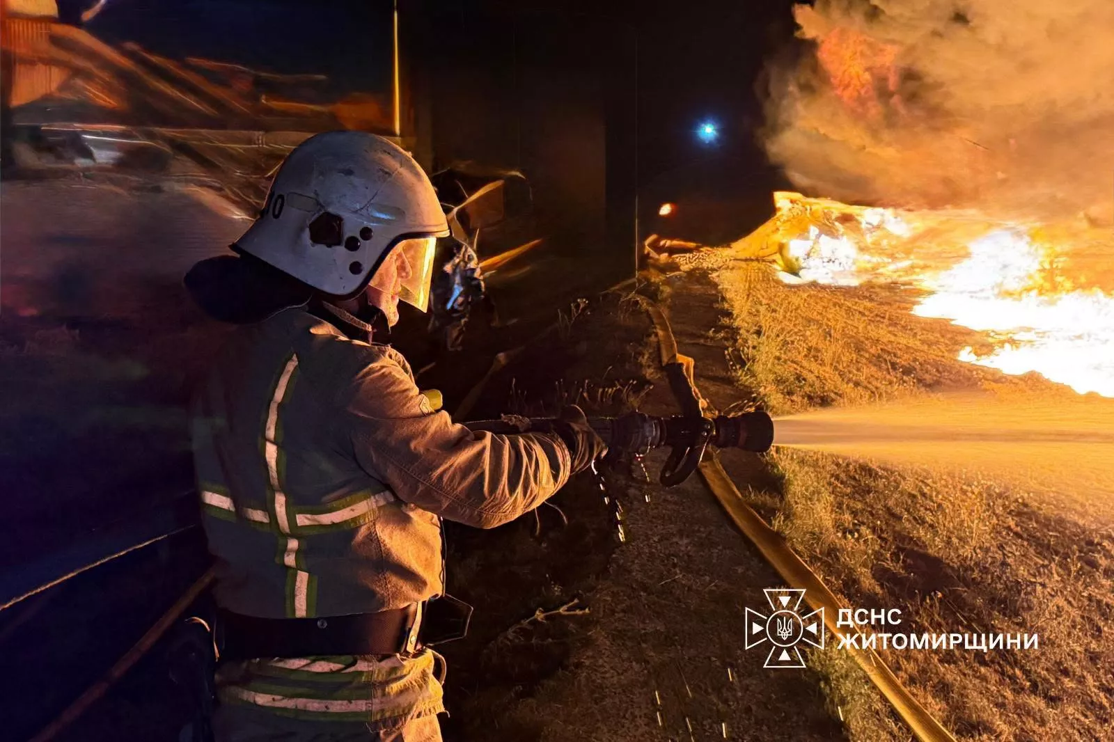 ДСНС показала наслідки атаки на Житомирщину: горіли підприємство та склад