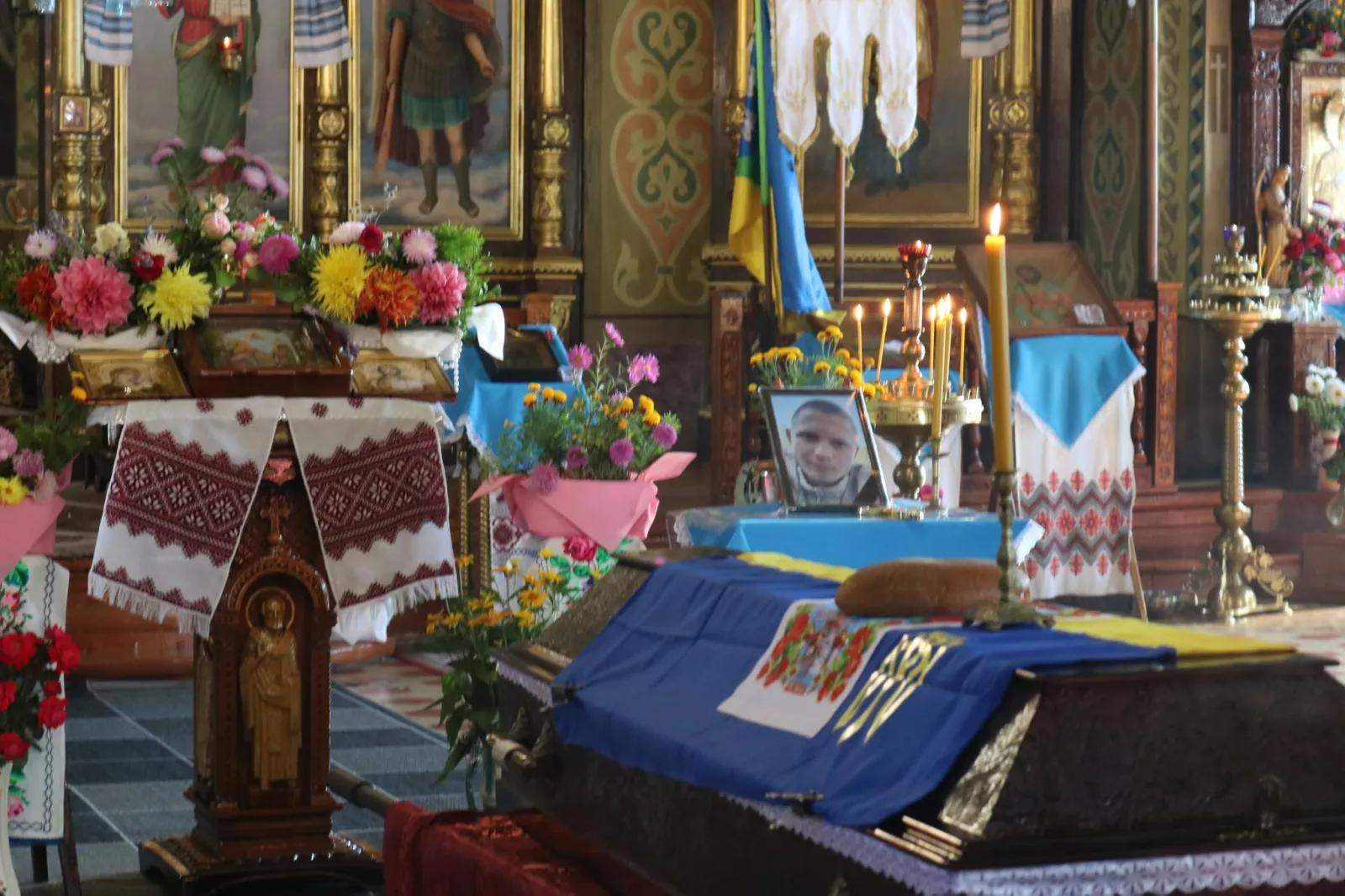 Радомишльщина попрощалася з 28-річним Захисником Олександром Зініним