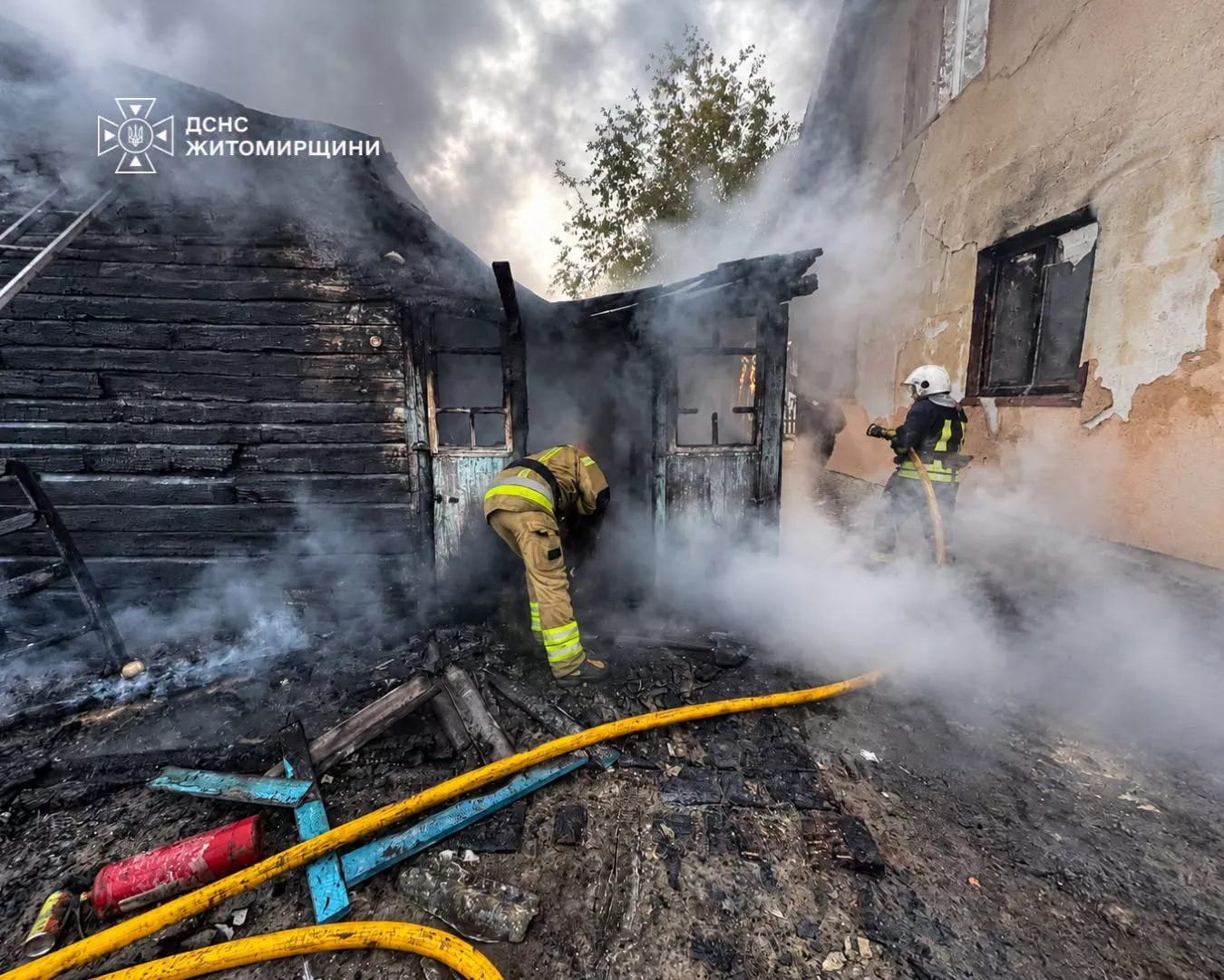 На Житомирщині загасили пожежу та врятували сусідній будинок