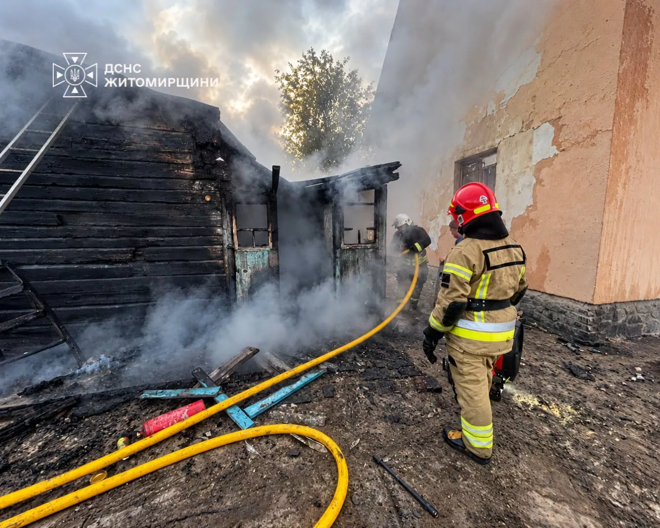 На Житомирщині загасили пожежу та врятували сусідній будинок