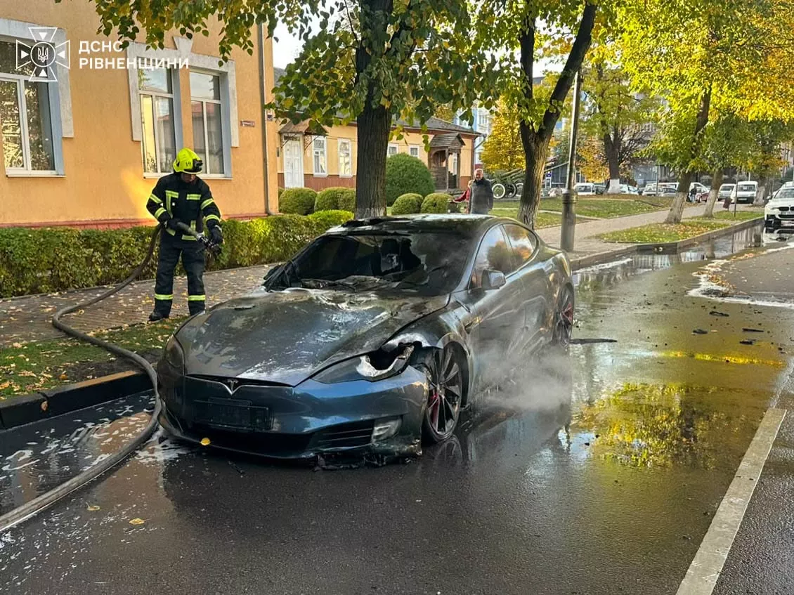  У Рівненському районі горіла Tesla: вогонь знищив акумулятор