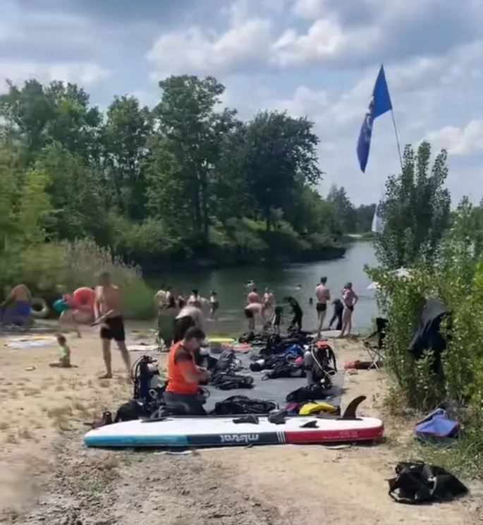 Бірюзова вода і скелі: затоплені кар'єри Житомирщини, куди варто поїхати на вихідні