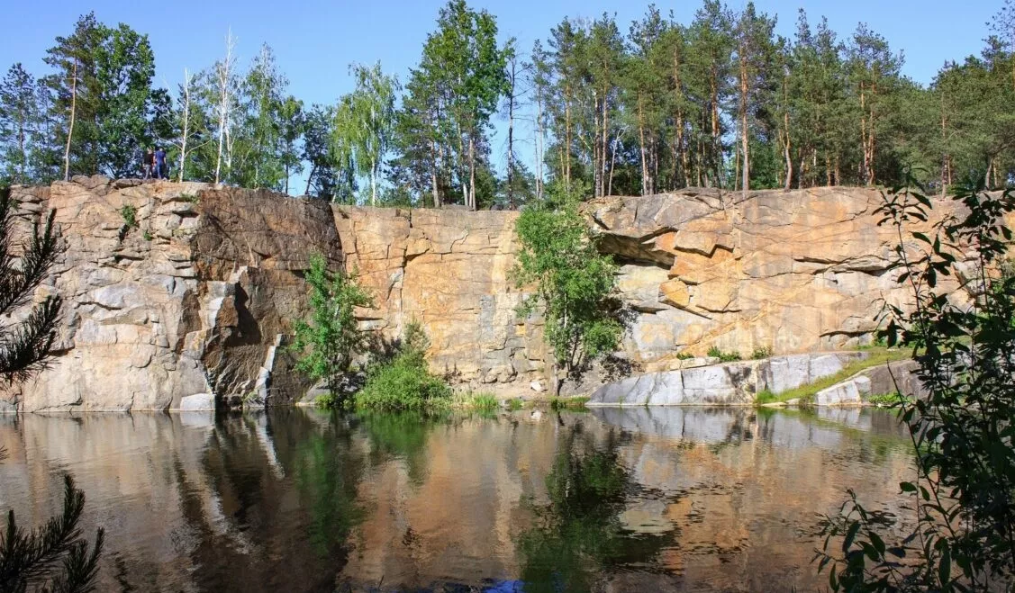 Бірюзова вода і скелі: затоплені кар'єри Житомирщини, куди варто поїхати на вихідні