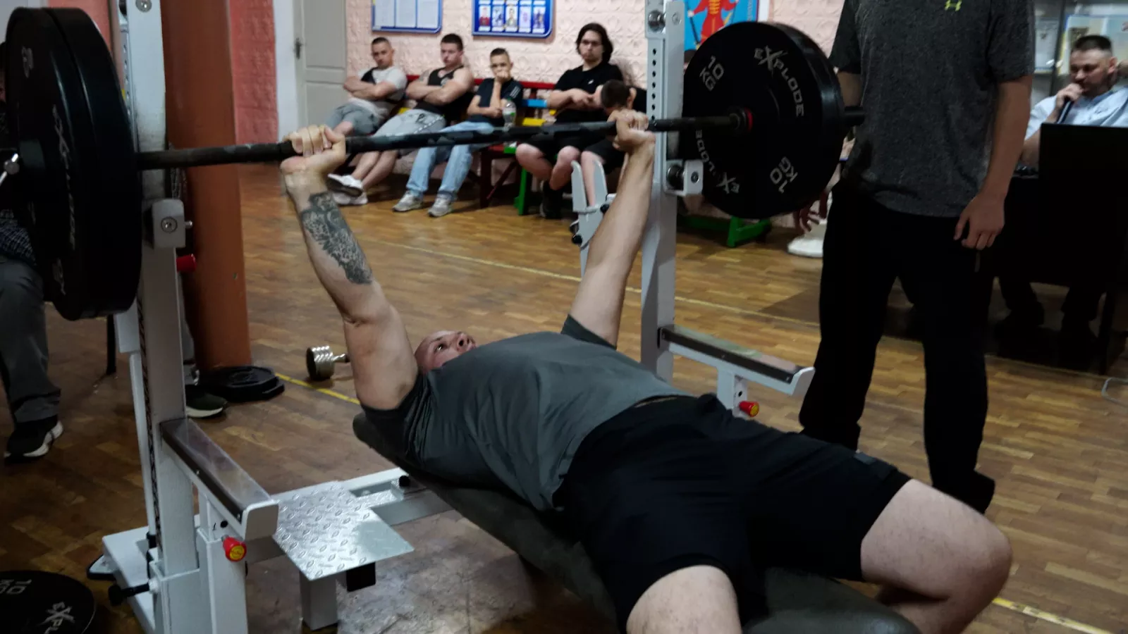 На Житомирщині ветерани змагалися у жимі лежачи: адаптивний спорт допомагає повернутися до активного життя