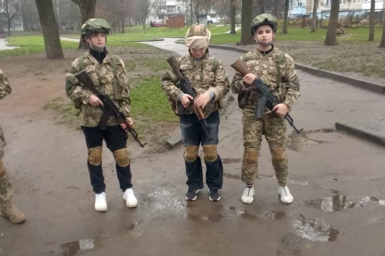 Діти відпрацьовують стрільбу, дрони та тактику: у Житомирі триває підготовка школярів
