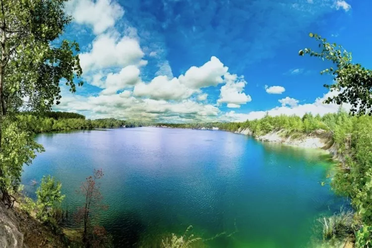 Бірюзова вода і скелі: затоплені кар'єри Житомирщини, куди варто поїхати на вихідні