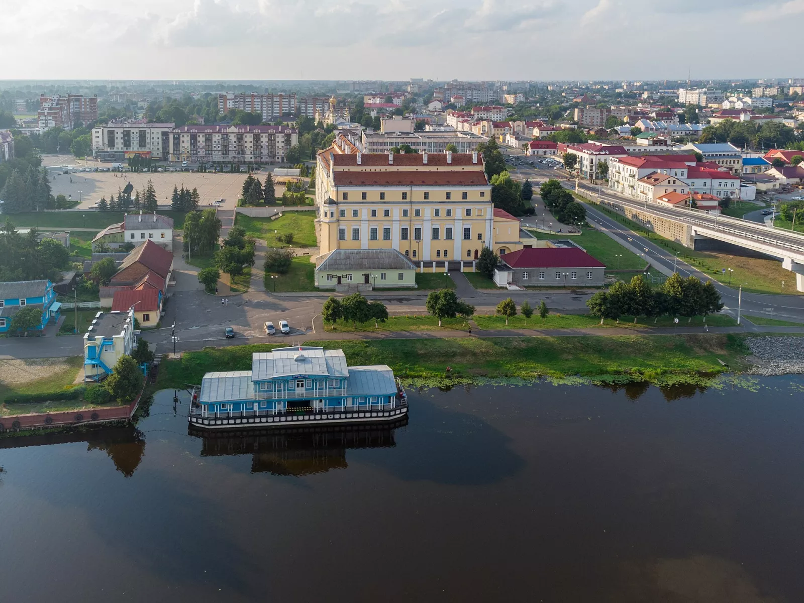 Колегіум єзуїтів у Пінську з висоти, перед ним річка Піна й плавучий павільйон