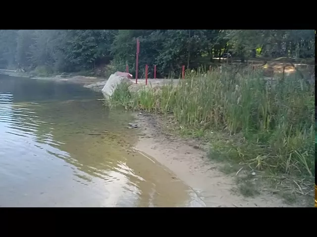 Піщаний пологий захід у воду на пляжі Богунського кар'єру
