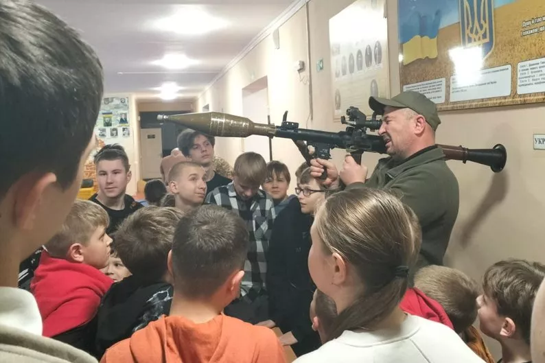 Діти відпрацьовують стрільбу, дрони та тактику: у Житомирі триває підготовка школярів