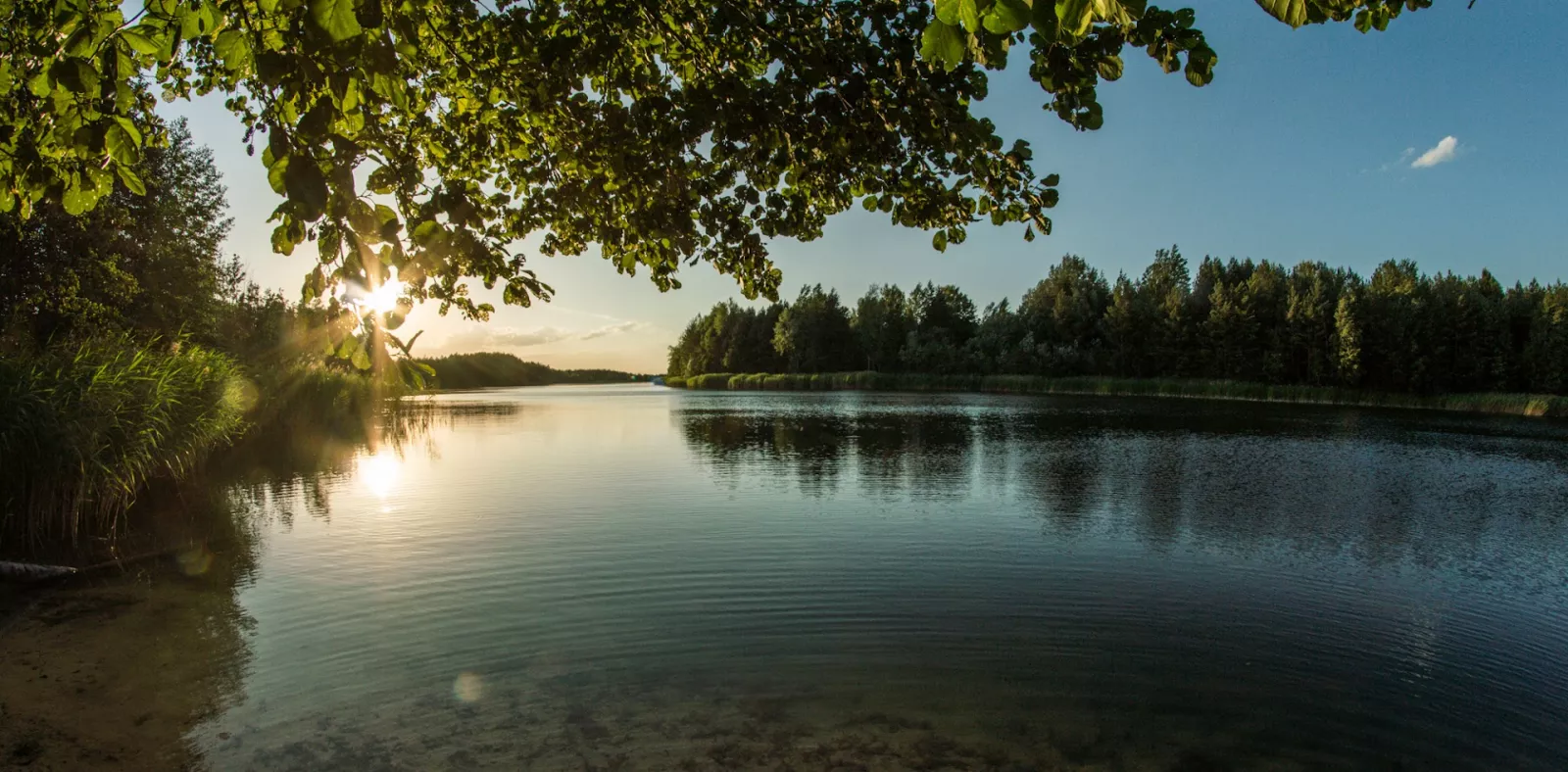 Захід сонця над Голубими озерами, піщаний берег і очерет