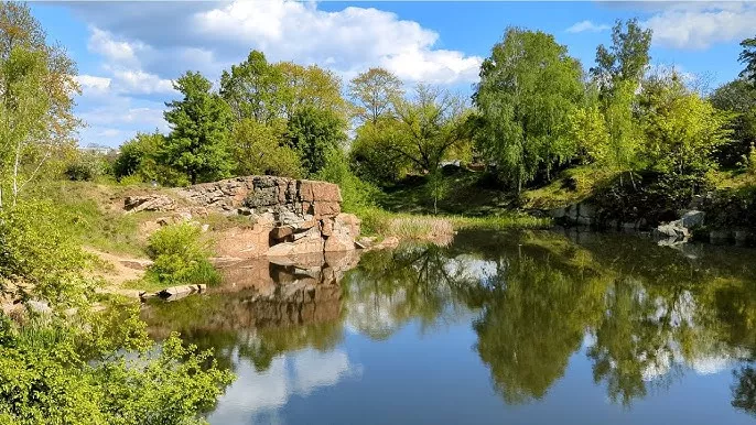 Бірюзова вода і скелі: затоплені кар'єри Житомирщини, куди варто поїхати на вихідні