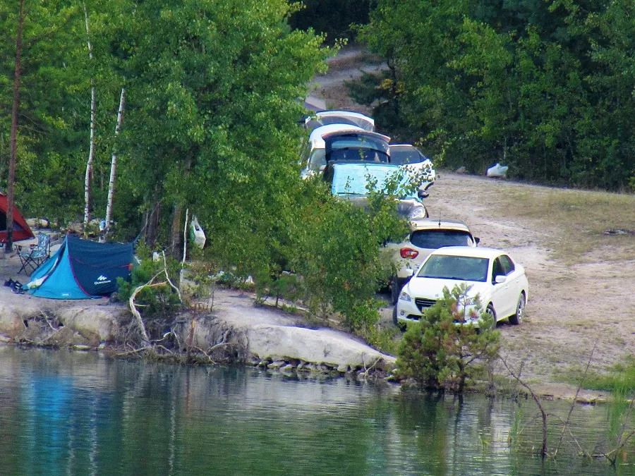 Бірюзова вода і скелі: затоплені кар'єри Житомирщини, куди варто поїхати на вихідні