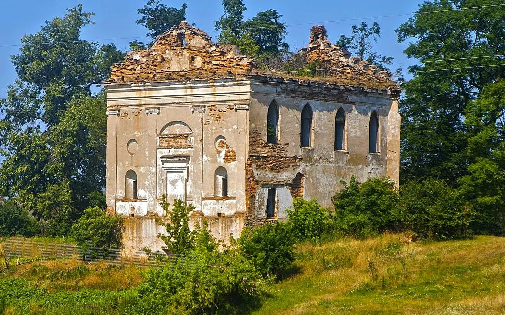 Костел-привид, фабрика XIX століття і річка Случ: чим дивує Моквин