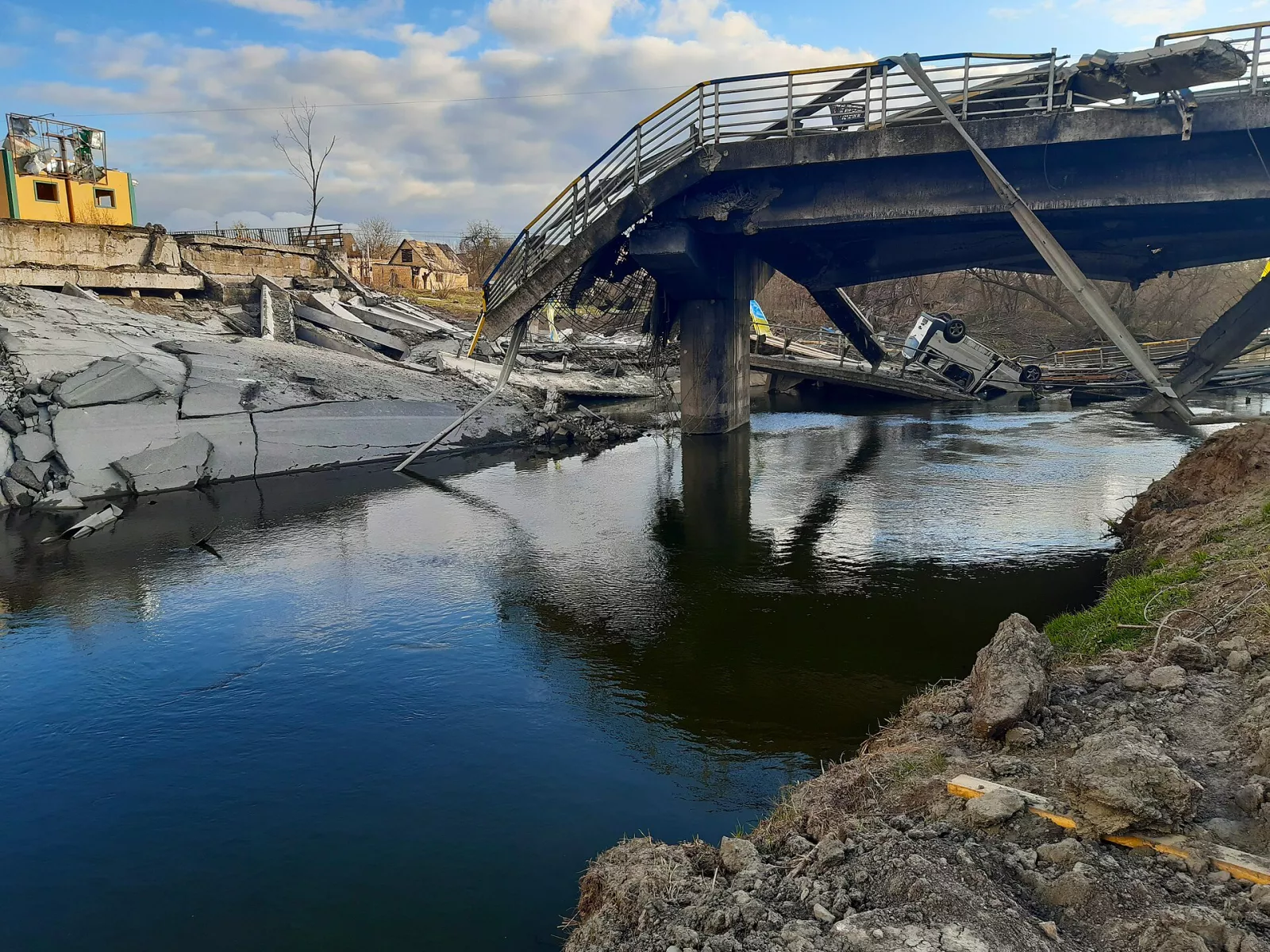 Уламки підірваного мосту через Ірпінь