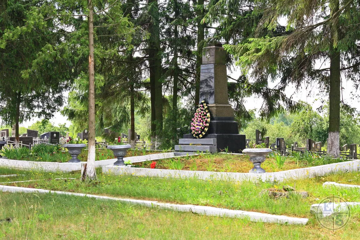 Обеліск на братській могилі серед ялин на новому єврейському кладовищі