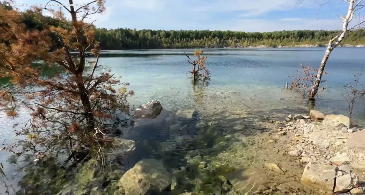 Бірюзова вода і скелі: затоплені кар'єри Житомирщини, куди варто поїхати на вихідні