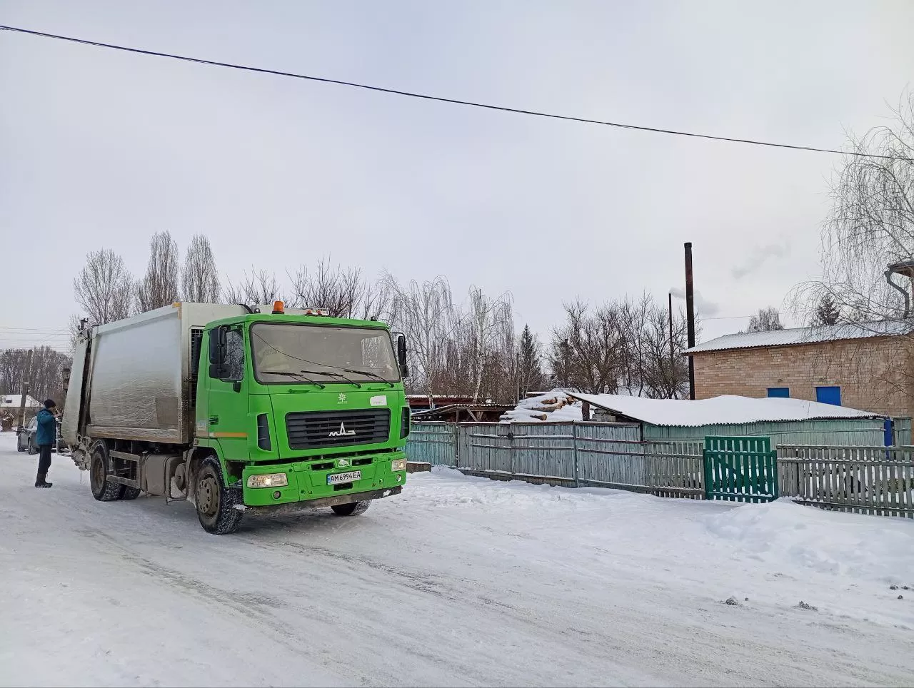 Зима випробовує на міцність: як малинські комунальники борються зі снігом та аваріями