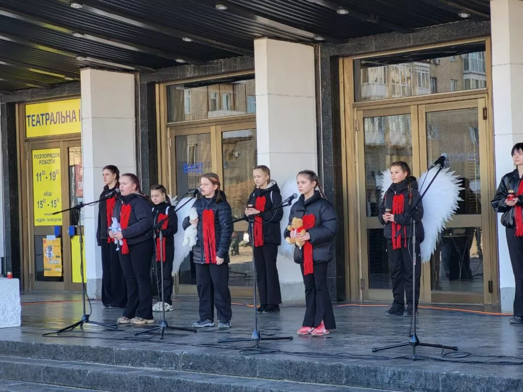   У Житомирі вшанували пам’ять жертв удару по Маріупольському драмтеатру