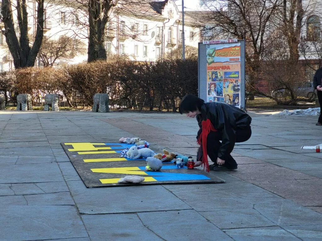   У Житомирі вшанували пам’ять жертв удару по Маріупольському драмтеатру