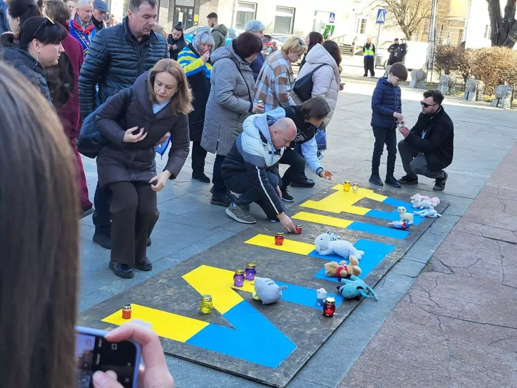   У Житомирі вшанували пам’ять жертв удару по Маріупольському драмтеатру