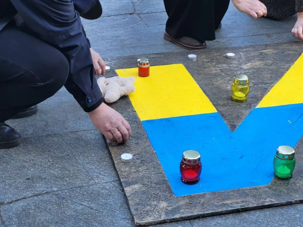  У Житомирі вшанували пам’ять жертв удару по Маріупольському драмтеатру