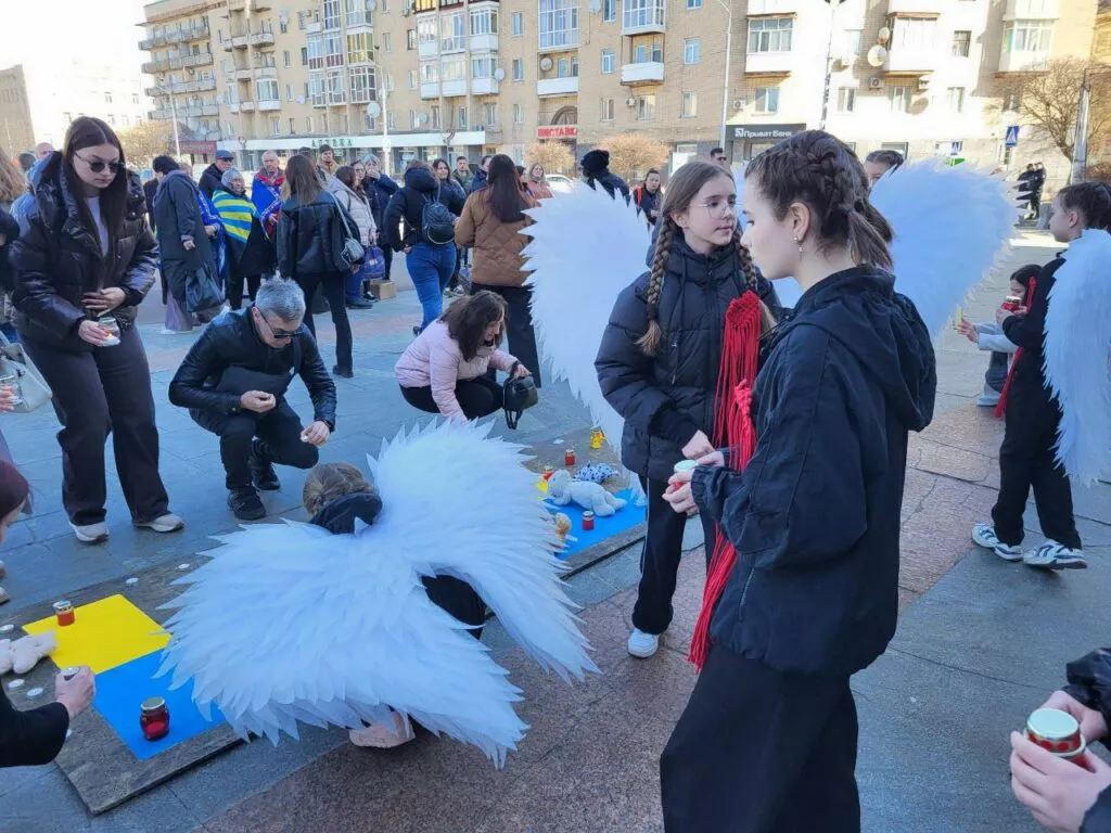   У Житомирі вшанували пам’ять жертв удару по Маріупольському драмтеатру