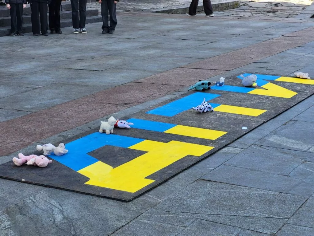   У Житомирі вшанували пам’ять жертв удару по Маріупольському драмтеатру