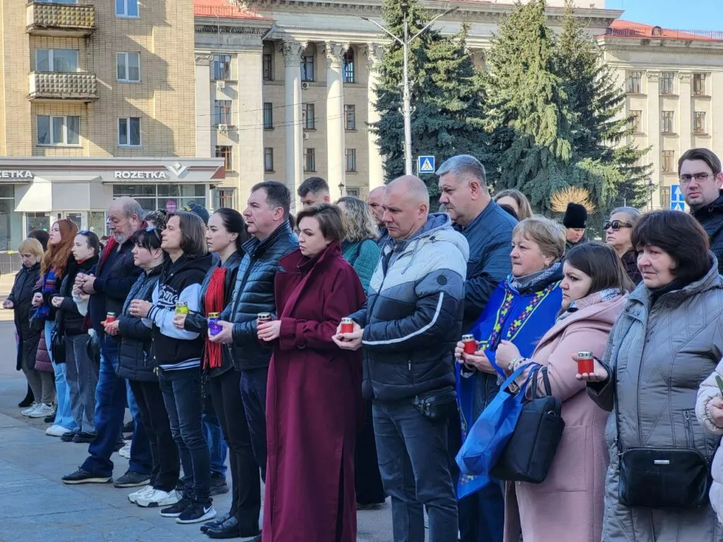   У Житомирі вшанували пам’ять жертв удару по Маріупольському драмтеатру
