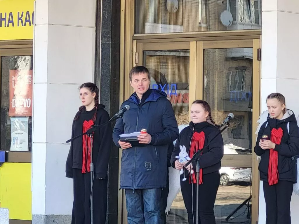   У Житомирі вшанували пам’ять жертв удару по Маріупольському драмтеатру