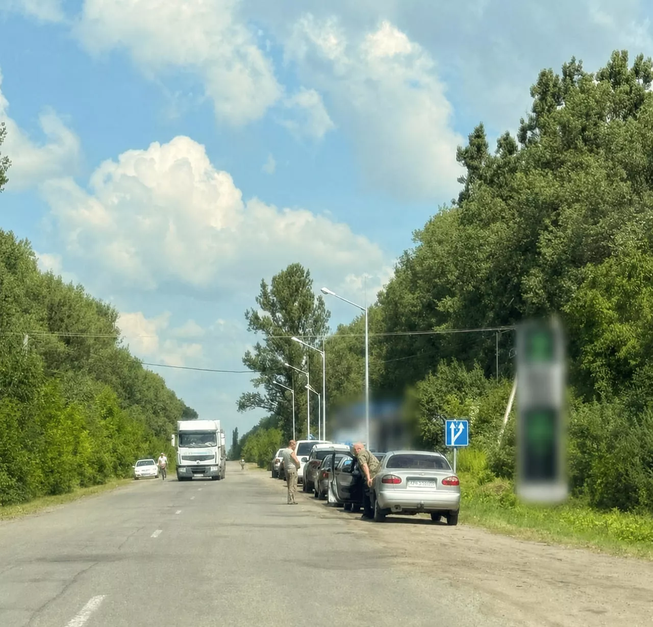 У Малині ліквідовують наслідки атаки БпЛА, на трасі — черги за пальним