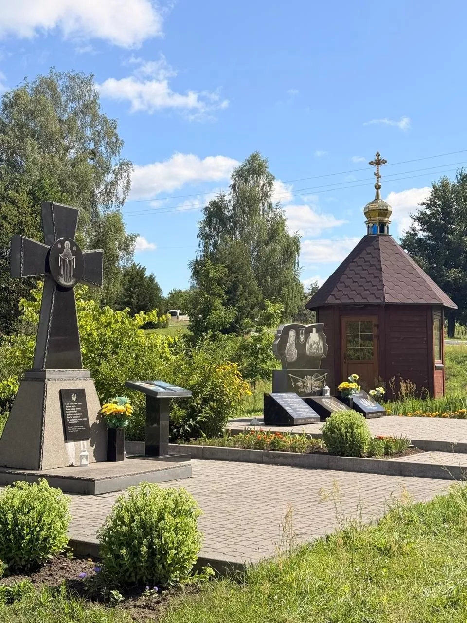 У Малині встановли пам'ятний знак Володимиру Петренку – журналісту, воїну та волонтеру