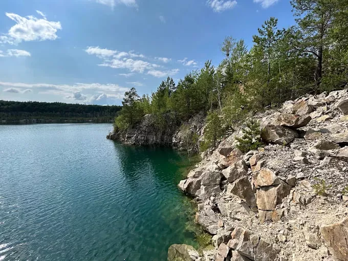 Бірюзова вода і скелі: затоплені кар'єри Житомирщини, куди варто поїхати на вихідні