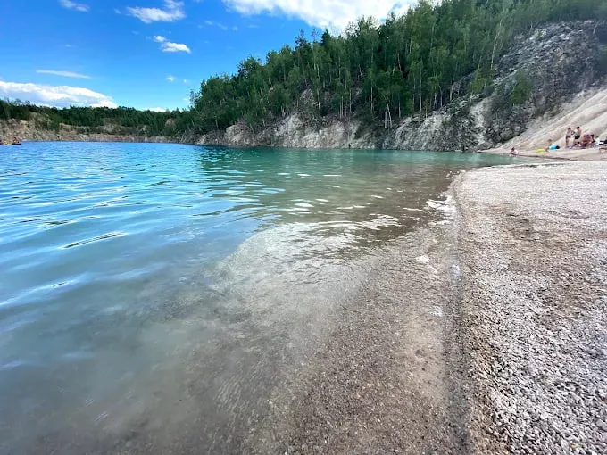 Бірюзова вода і скелі: затоплені кар'єри Житомирщини, куди варто поїхати на вихідні