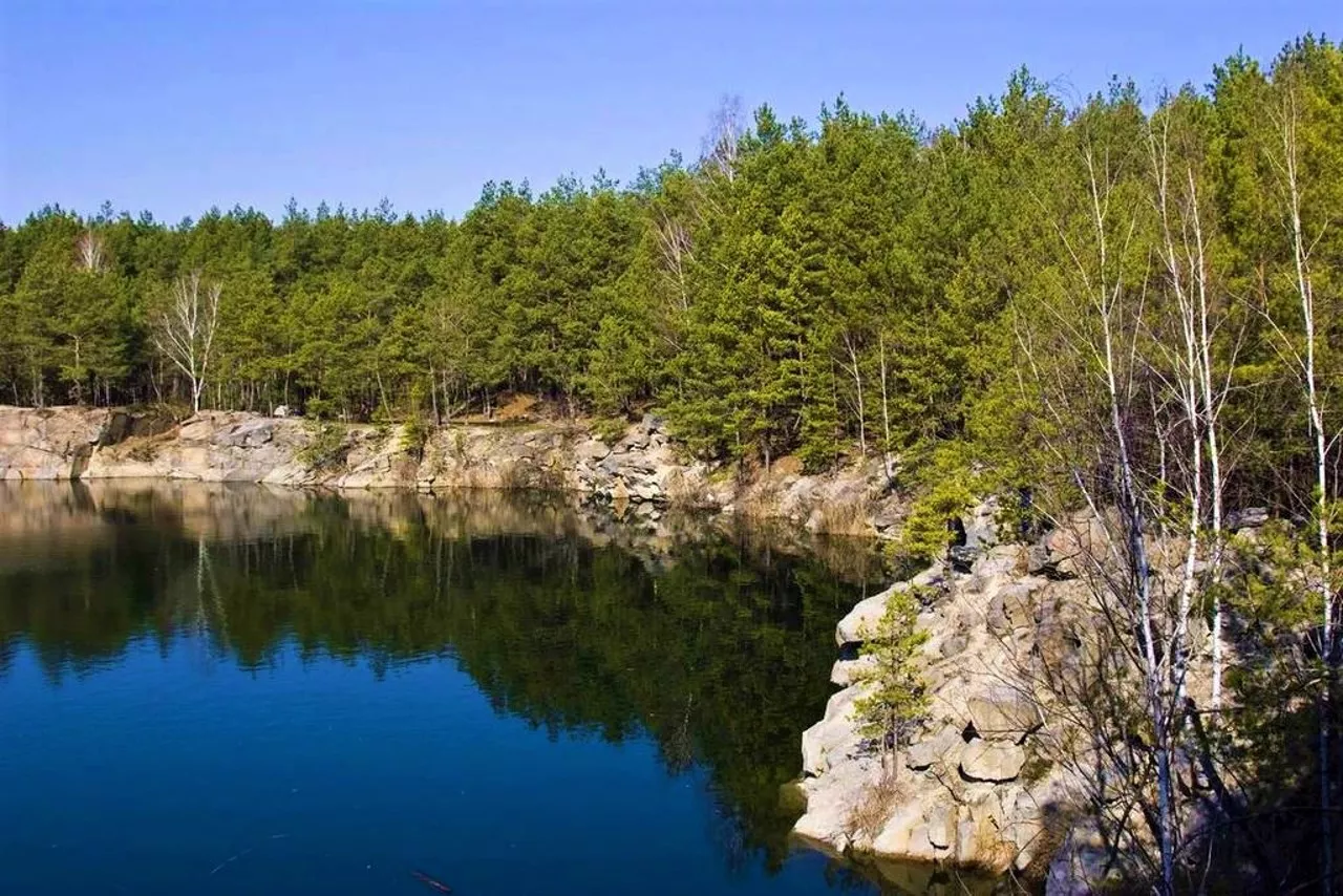 Бірюзова вода і скелі: затоплені кар'єри Житомирщини, куди варто поїхати на вихідні