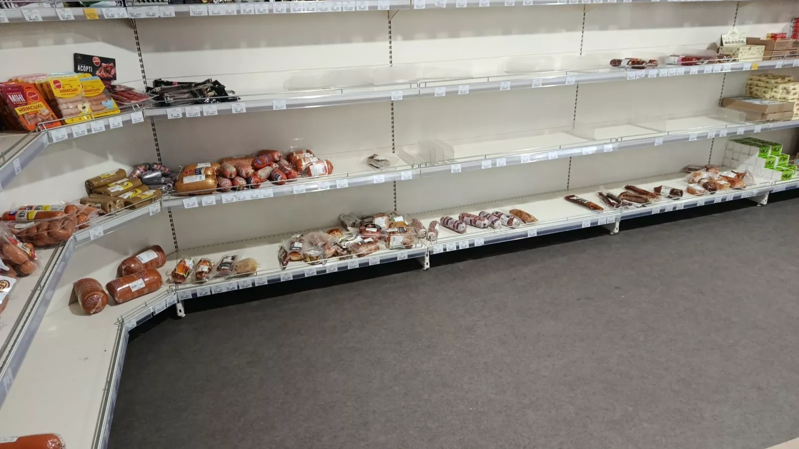 Ажіотаж у малинських магазинах: люди роблять запаси продуктів на тлі російських ударів 