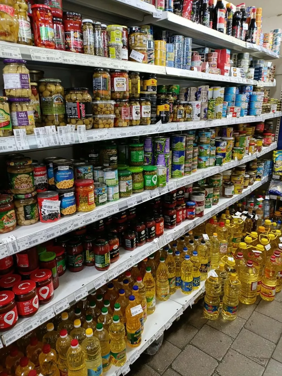 Ажіотаж у малинських магазинах: люди роблять запаси продуктів на тлі російських ударів 