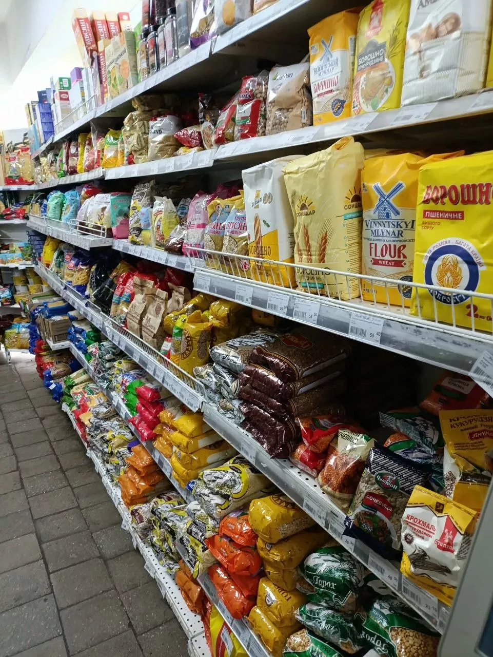 Ажіотаж у малинських магазинах: люди роблять запаси продуктів на тлі російських ударів 