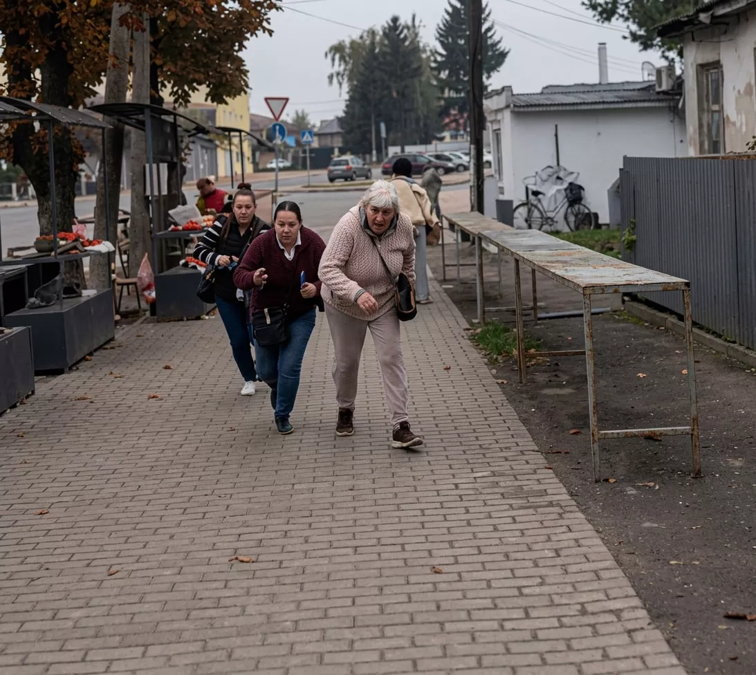 У Звягелі дрон влучив у торгові павільйони поблизу АЗС: є жертви