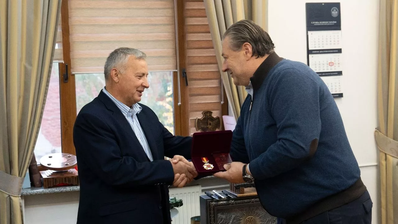 Віталій Бунечко вручив Борису Шевчику відзнаку «За заслуги»