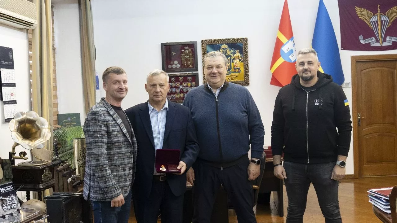 Віталій Бунечко вручив Борису Шевчику відзнаку «За заслуги»