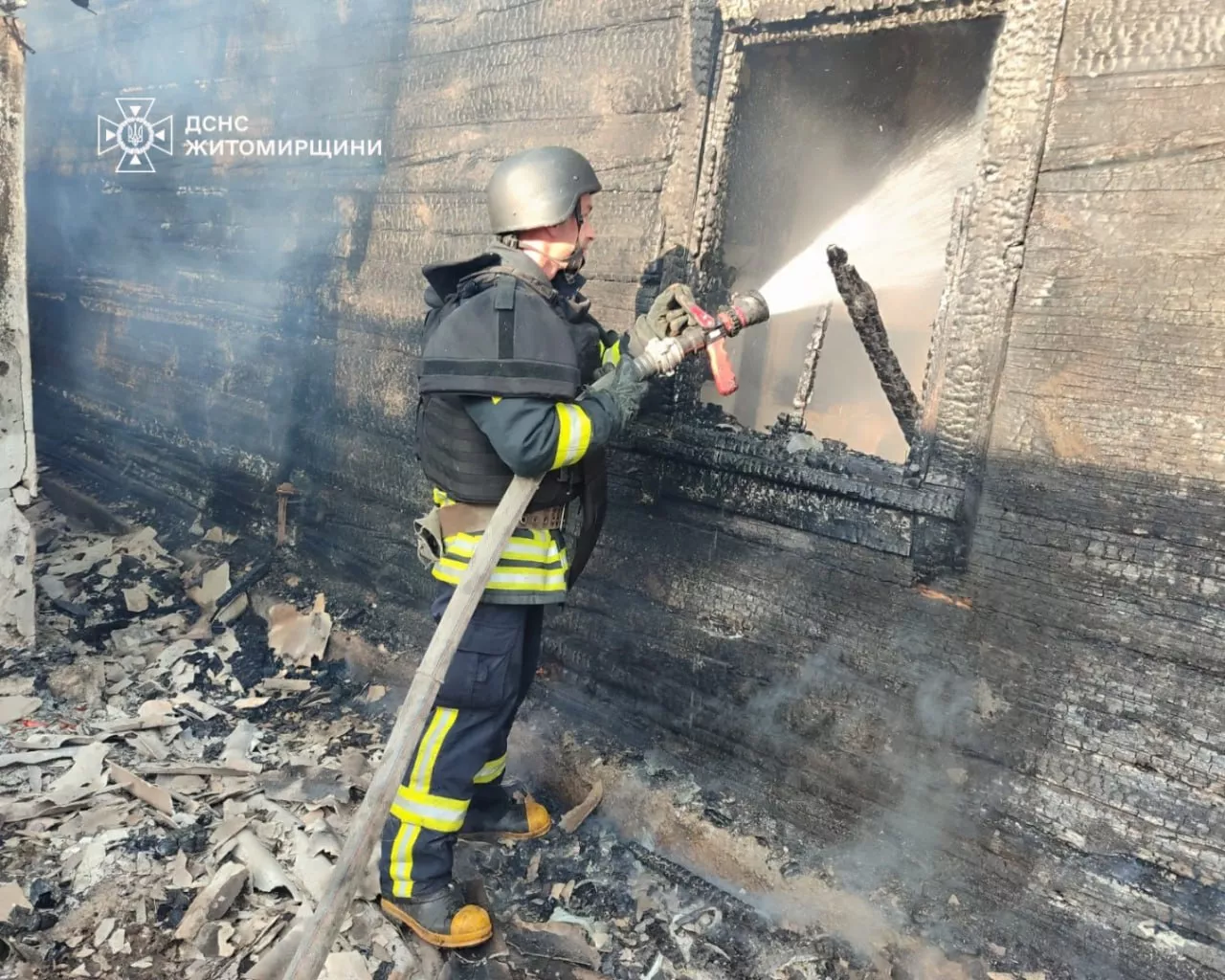 На Житомирщині рятувальники ліквідували наслідки російського удару по Овручу