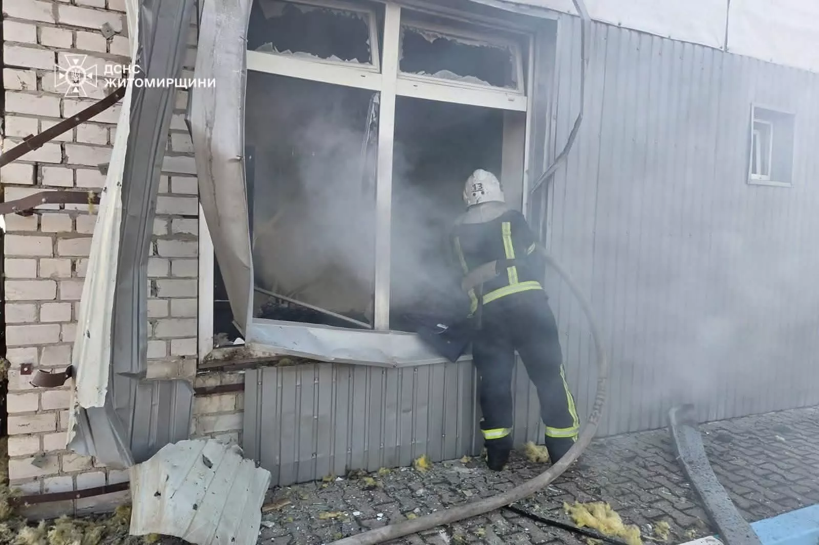 У Малині ліквідовують наслідки атаки БпЛА, на трасі — черги за пальним