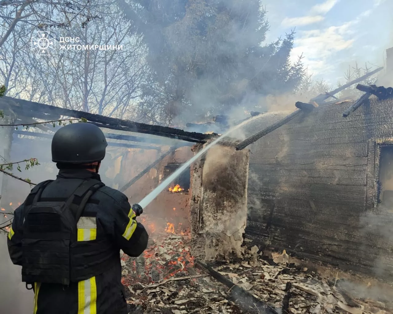 На Житомирщині рятувальники ліквідували наслідки російського удару по Овручу