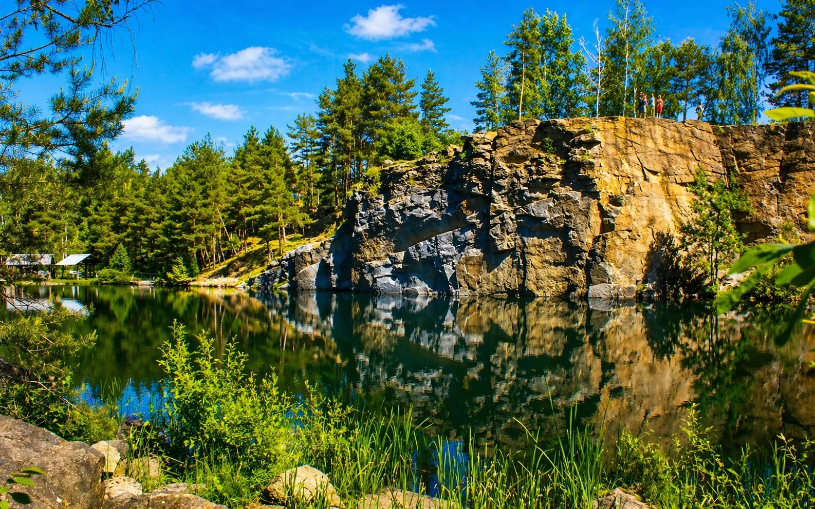 Коростишівський каньйон: бірюзове озеро серед гранітних скель 