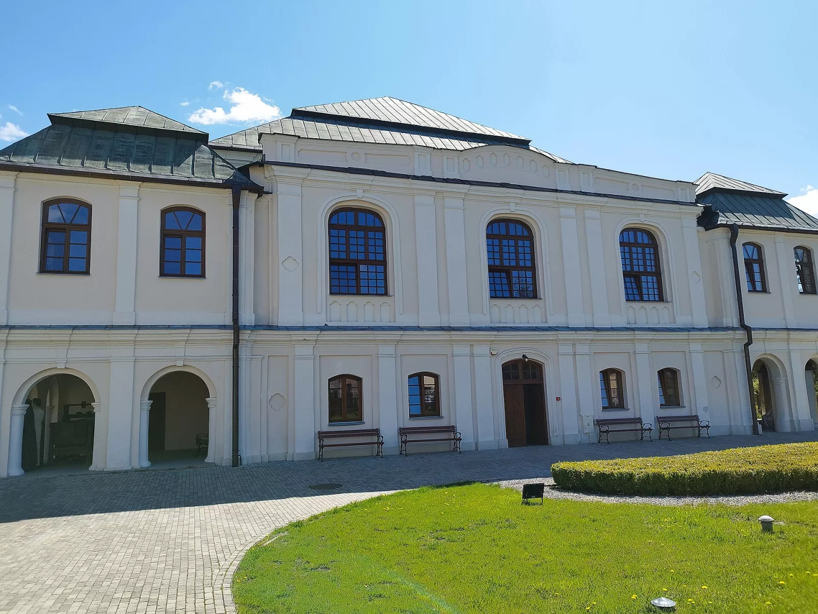 Велика синагога у Влодаві — барокова будівля з мансардним дахом