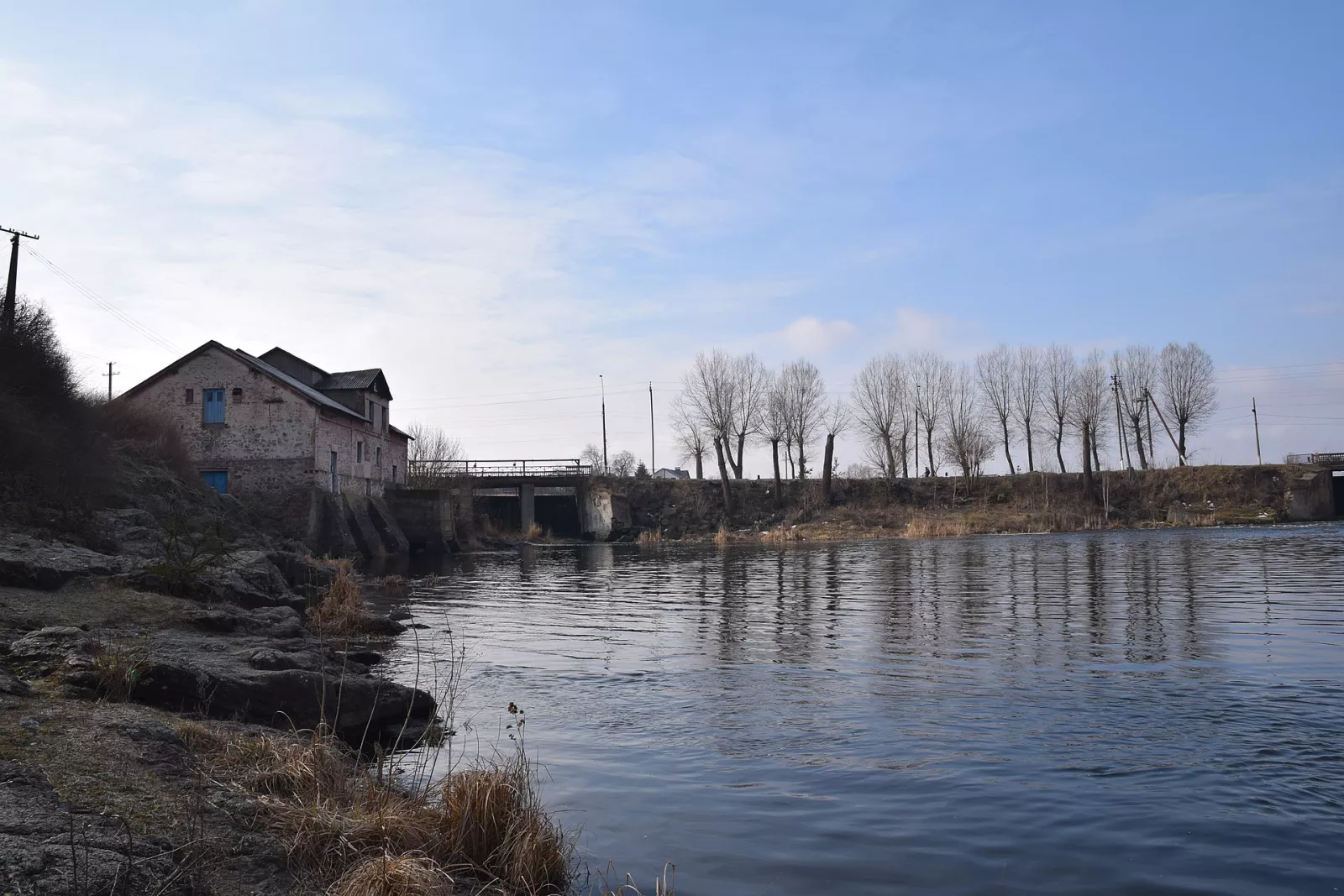 Случ у Любарі біля греблі й водяного млина ранньою весною