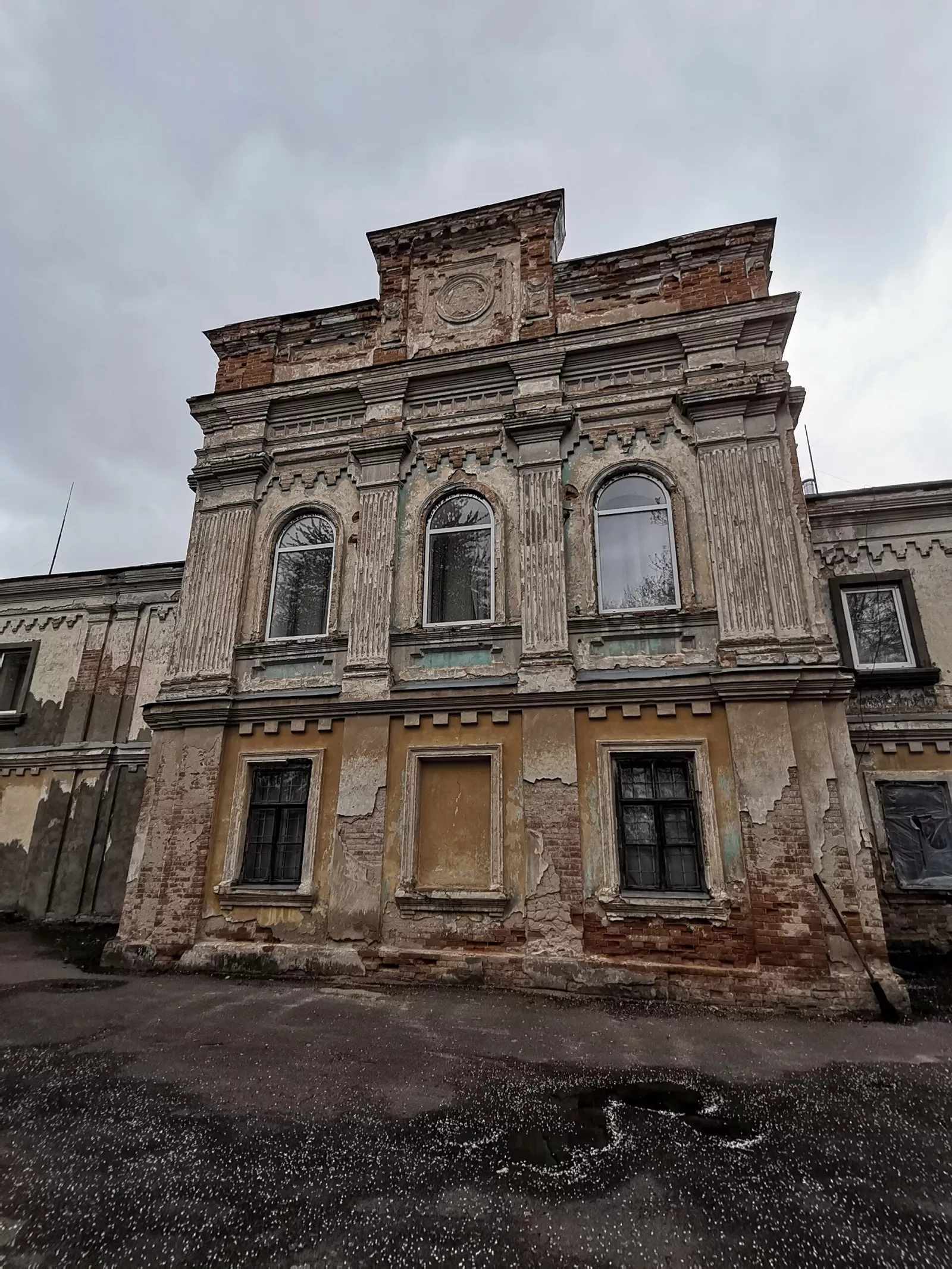 Фасад старого палацу в Любарі
