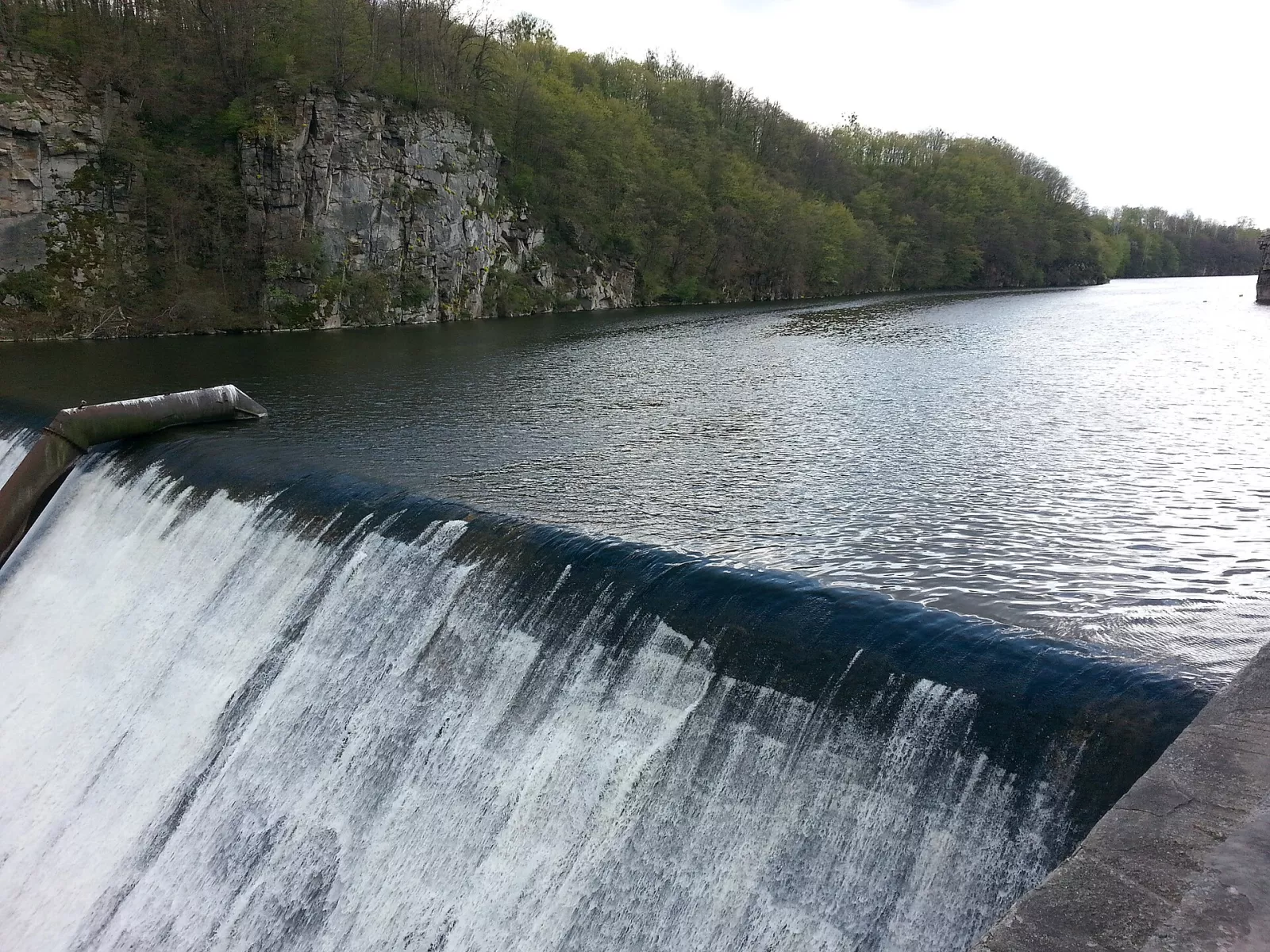 Водозлив греблі Житомирського водосховища і скелі навесні